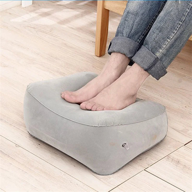 Coussin gonflable de voyage avec pied posé dessus