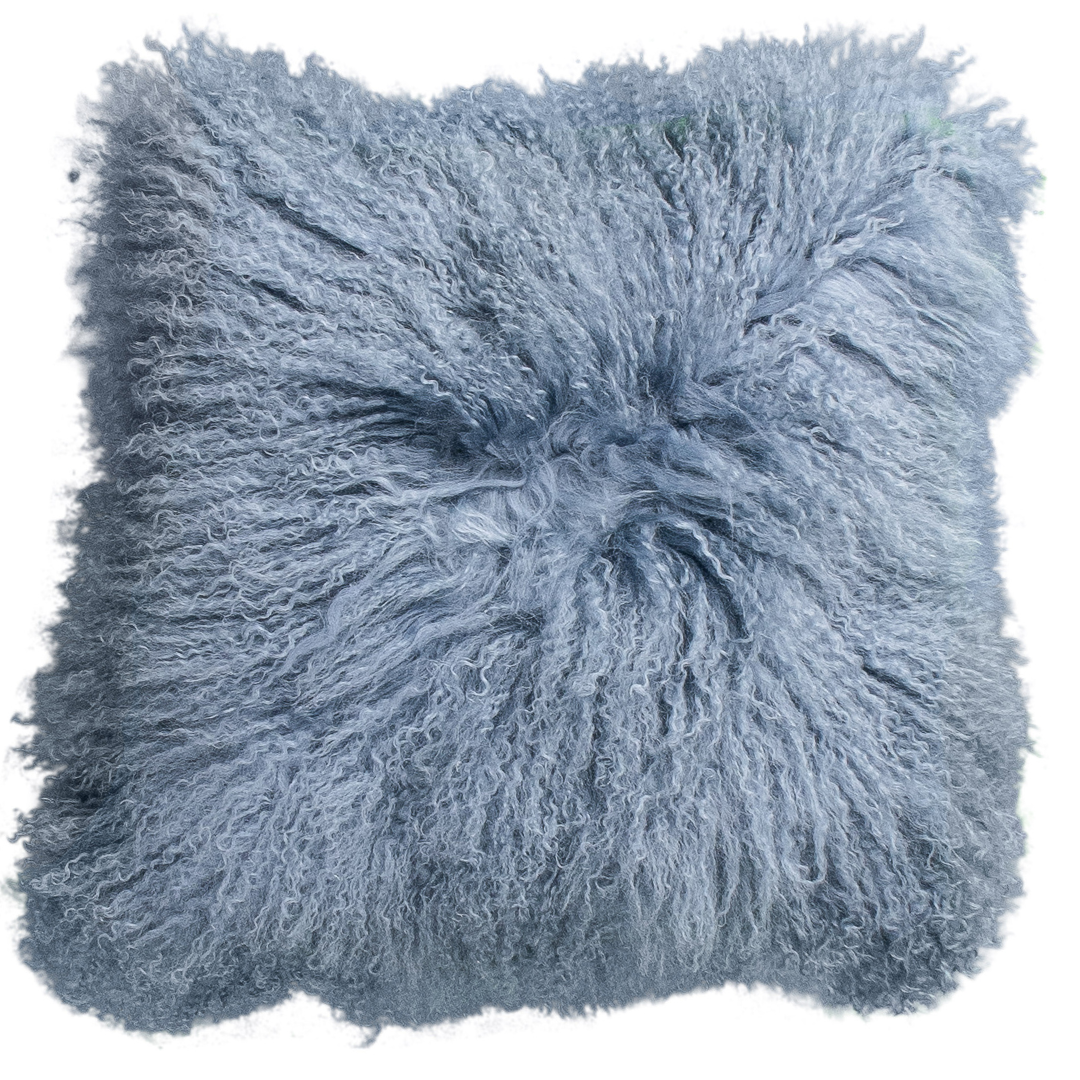 Housse de coussin en fourrure de mouton tibétain bleu vintage, format carré 45x45 cm vu de face, aux longues mèches ondulées bleu gris