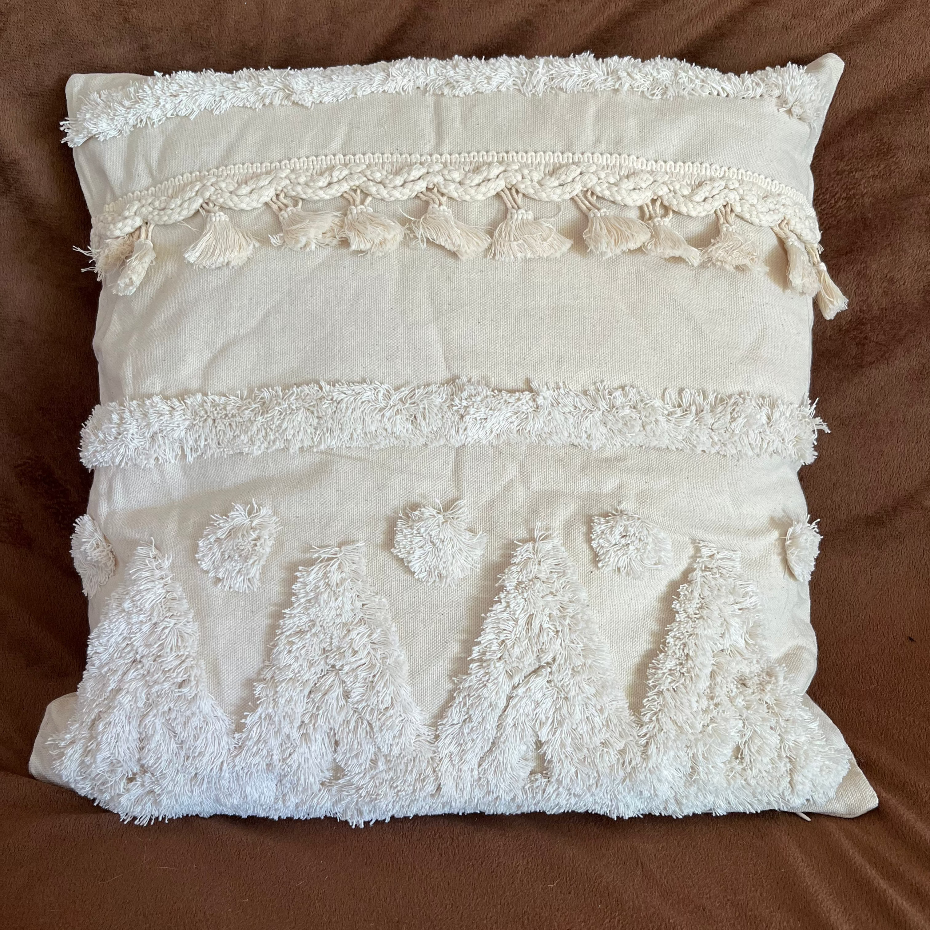 Coussin brodé marocain beige à pampilles